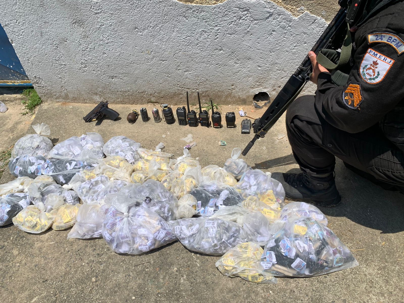 PM encontra esconderijo de drogas e armas do tráfico de drogas em Queimados